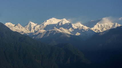 Schilderachtig ochtendpanorama op de met sneeuw bedekte Kangchenjunga-berg in de Himalaya, gezien vanaf Pelling, Sikkim, India