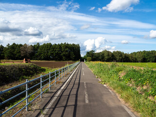 森や農地を抜ける北海道北広島市のサイクリングロード