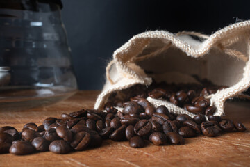Método alternativo de preparación de café, puro sabor, cafetera de vidrio en bandeja de madera sobre fondo oscuro. Café de Filtro.