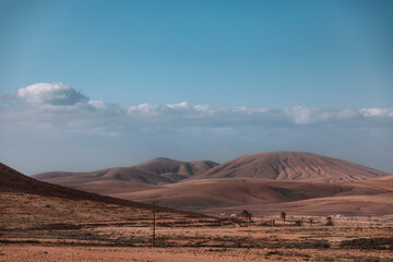 Montañas de Fuerteventura bajo un cielo claro