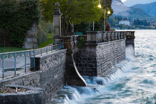 Lago Maggiore in burrasca che si scaglia contro il muro del lungolago di Carciano, Stresa (VB), Piemonte, Italia.