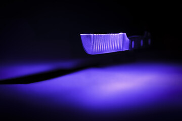 Küchenmesser mit geriffelter Klinge und langem Schatten