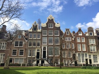 Fototapeta na wymiar old house in Amsterdam, travel in Netherlands