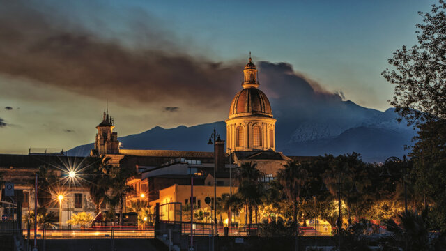 Etna in eruzione dalla citt&agrave; di Riposto