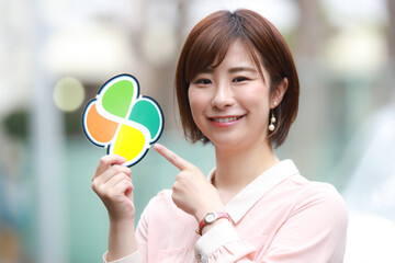 高齢者マークを持つ女性