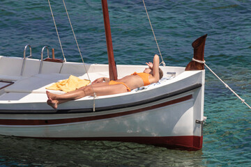 Obraz premium boat tourists on the costa brava on a sunny summer day