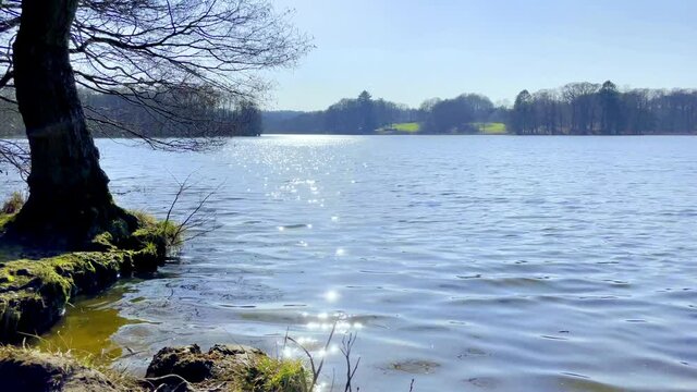 Sonnenreflexe auf einer Seeoberfl&auml;che