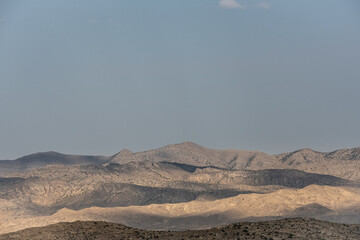 Naklejka premium Sunlight and Shadow Dance On Desert Mountains