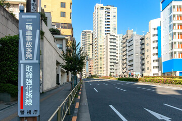 Obraz premium 二輪車事故多発、取締強化路線の注意看板