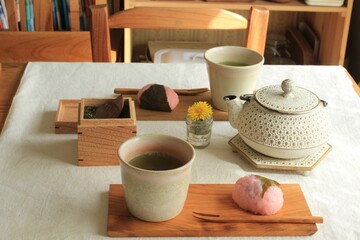 木のトレーでおやつ時間