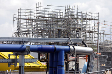 baugerüst und rohre auf der baustelle von stuttgart 21