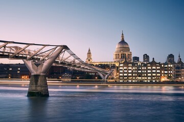 Obraz premium London cityscape at dusk. City waterfront with Millennium Footbridge against St. Pauls Cathedral.
