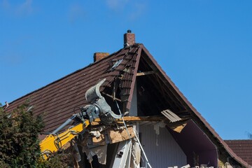 Fototapeta na wymiar demolition work with crane, demolition company 