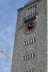 bahnhofsturm mit uhr und baukran von stuttgart