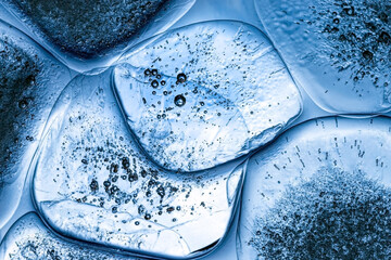 Eiswürfel mit Luftblasen in blauem Licht