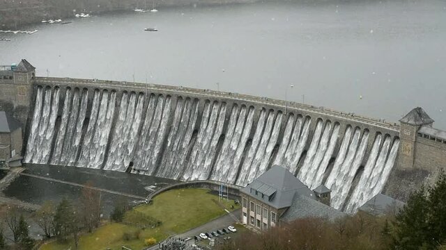 Edertalsperre l&auml;uft &uuml;ber 