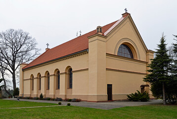 A general view of the neoclassical Catholic church of St. of Saint Anthony of Padua in the town of Gąski in Masuria in Poland © Jacek Sakowicz