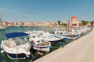 Obraz premium Port of charming Aegina town with yachts and fishermen boats docked in Aegina island, Saronic gulf, Greece, in a sunny summer morning