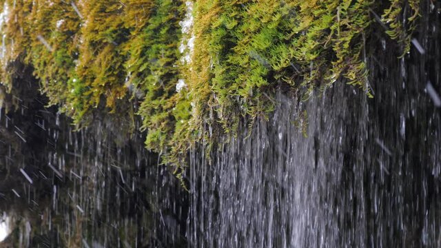Nohn Wasserfall im Schneetreiben