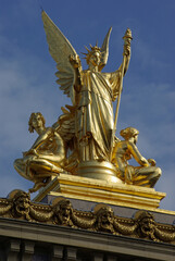 Fototapeta na wymiar Statue dorée de l'opéra à Paris, France