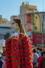Naklejka premium Rose garlands for sale in hand