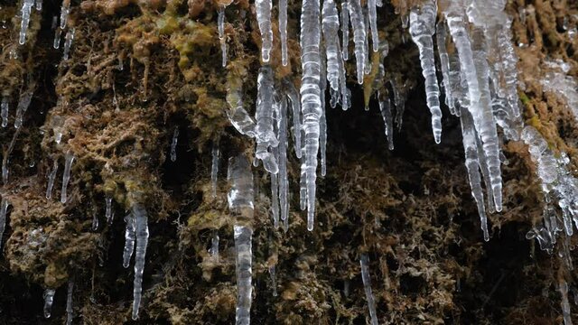 Eiszapfen am Nohn Wasserfall