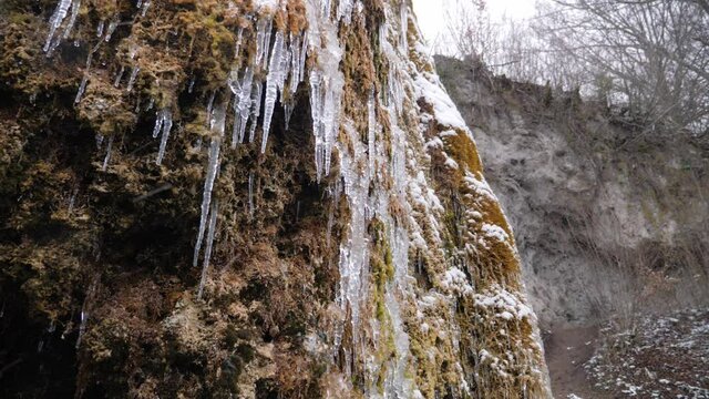 Eiszapfen am Nohn Wasserfall
