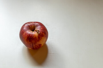 red apple on a wooden table
