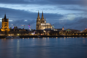 Fototapeta premium Köln mit Dom in der Dämmerung