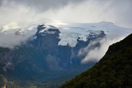 Vista del Glaciar Casta&ntilde;o Overo en el Cerro Tronador, Argentina