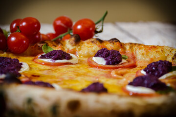 Pizza Caprese,  Molho de tomate, Coberto com Muçarela, Fatias de Tomate caqui, Porções generosoas de Muçarela de búfala Bufalat,
Pesto de azeitona preta chilena e
Folhas de basilicão.