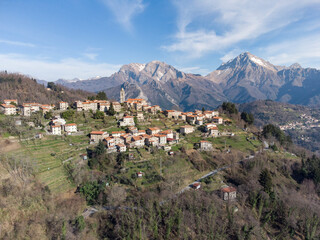 Fototapeta na wymiar Il paese di Farnocchia in Alta Versilia, sullo sfondo le Alpi Apuane, sulla sinistra il monte Corchia e a destra il monte Pania della Croce.