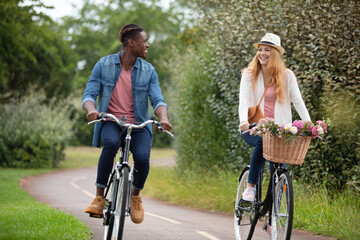 Obraz premium couple cycling on a flat cycle path