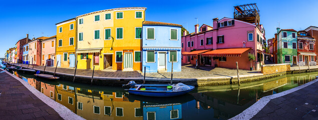 Fototapeta na wymiar famous old town of Burano near Venice