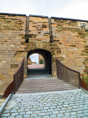 Fototapeta na wymiar Antigua entrada por puente levadizo al castillo de Lérida, España