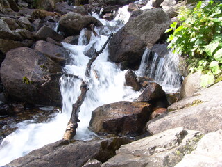 Un arroyo cae en forma de pequeño torrente en el Parque Nacional de Aigües Tortes, en el Pirineo español, cuyo significado es precisamente el de aguas retorcidas
