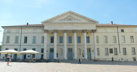 Naklejka premium La facciata del Teatro Sociale nel centro di Como, in Italia.