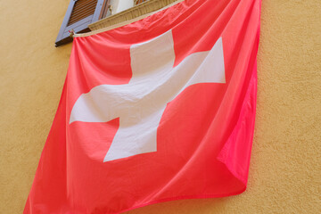 Una bandiera svizzera fuori da un edificio.