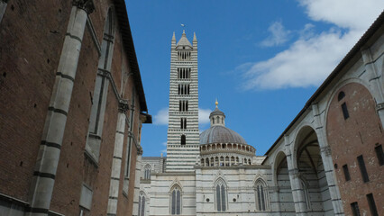 Fototapeta na wymiar Il Duomo, noto anche come cattedrale metropolitana di Santa Maria Assunta a Siena.