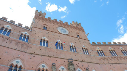 Il celebre Palazzo pubblico in Piazza del Campo a Siena, Toscana.