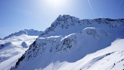 Fototapeta na wymiar schneebedeckte Berge an einem sonnigen Tag