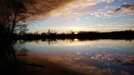 Sonnenuntergang an einem kleinen See mit Bäumen