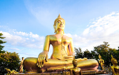 Obraz premium Big gold Buddha in Pattaya Thailand The symbol of Buddhism
