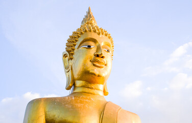 Obraz premium Big gold Buddha in Pattaya Thailand The symbol of Buddhism