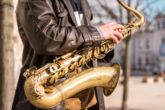 Mężczyzna grający na saksofonie, saksofon, jazz