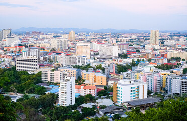 Naklejka premium Panoramic view of buildings and streets at sunset in Pattaya, Thailand