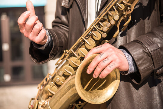 Mężczyzna grający na saksofonie, saksofon, jazz