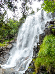 Un arroyo acaba en una cascada de aguas sedosas debido al tiempo de exposición en los Pirineos españoles