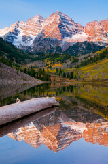 The famous view of the Maroon Bells from Maroon Lake, Aspen, Colorado, USA	
