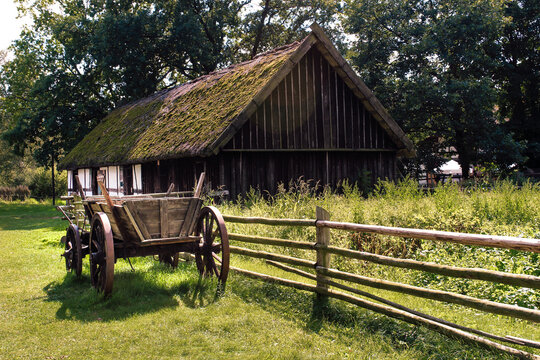 Kluki dawna wieś Słowiańska pruskie domy countryside landscape in summer